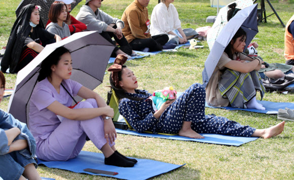 멍 때리기는 머릿속에서 생각 자체를 제거해 디폴트 상태로 만들어주는 것이다. 2019년 4월 21일 서울 서초구 잠원한강공원에서 열린 ‘2019 한강 멍 때리기 대회’에서 참가자들이 멍을 때리고 있다.(연합뉴스 제공)