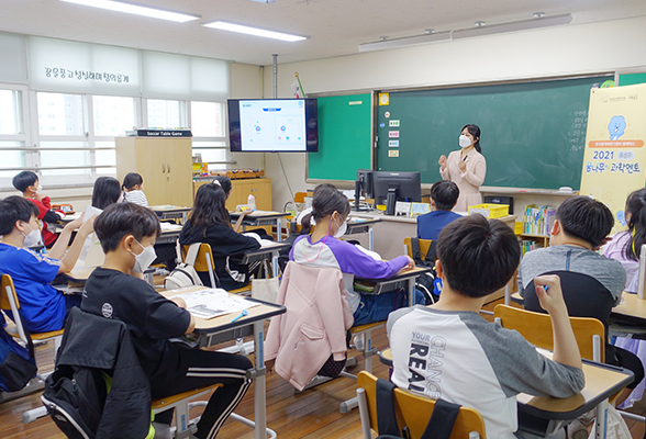 연구자가 대전동화초등학교 학생들에게 원자력 기초과학을 강연하고 있다.