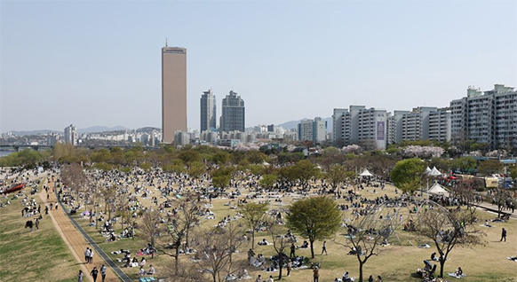 사회적 거리두기 완화 분위기에 따라 봄꽃이 활짝 핀 서울 여의도 한강공원이 시민들로 붐비고 있다.(연합뉴스 제공)