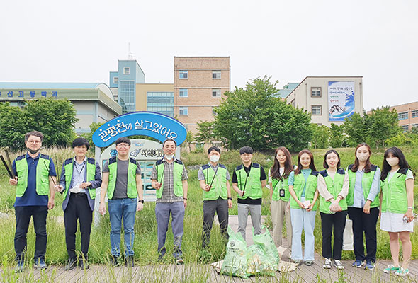 소통협력부 직원들이 관평천 산책로를 정리했다.