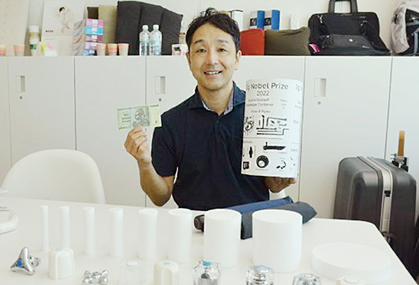 문 손잡이를 더 효과적으로 돌릴 수 있는 방법을 연구해 올해 이그노벨상 공학부문 수상자로 선정된 마츠자키 겐 교수(일본 아사히신문 제공)