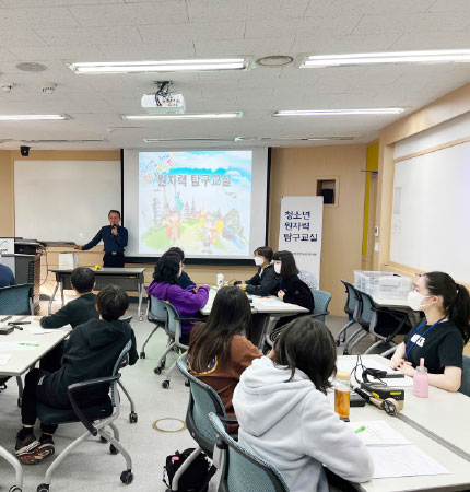 학생들이 원자력 에너지와 방사선에 대해 학습하고 있다.