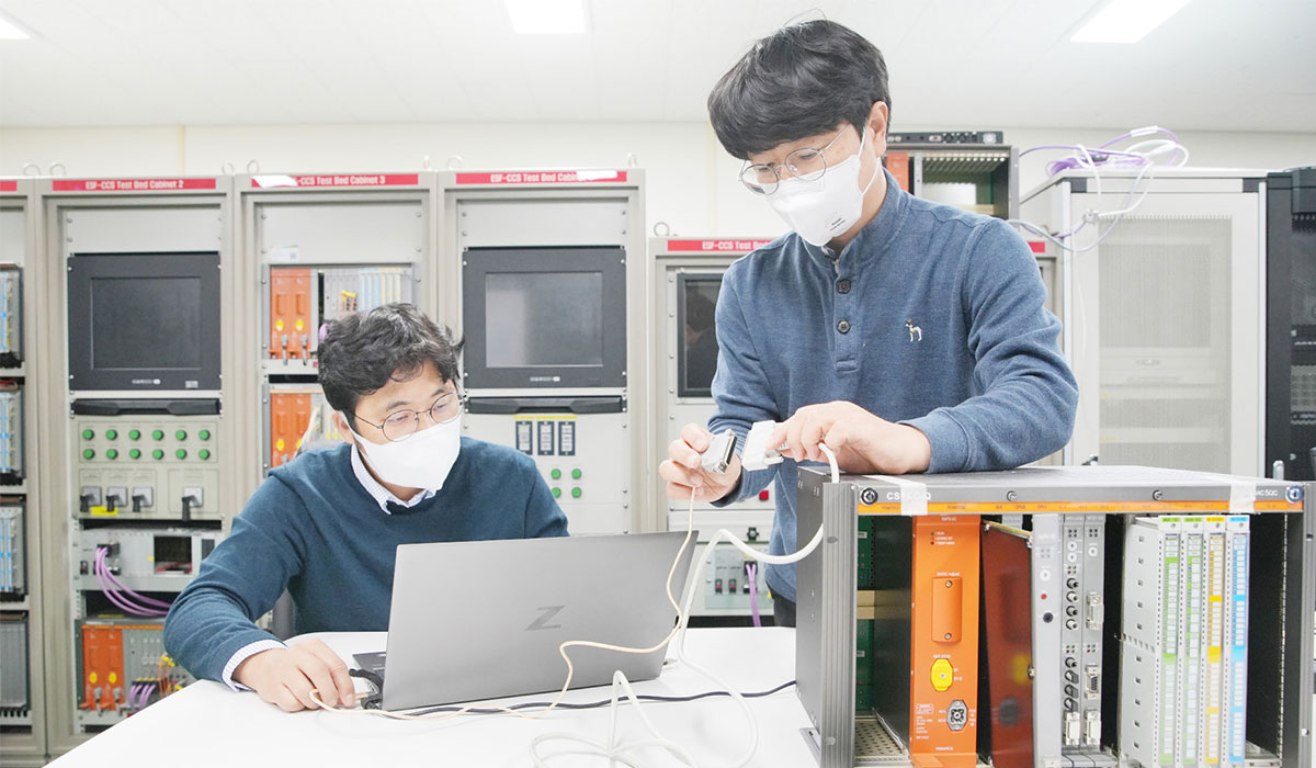 연구원은 세계 최초로 원전 제어기 에뮬레이터와 USB 포트를 연결하는 호환성 케이블을 개발했다. (왼쪽부터) 연구원 보안기술연구실 손준영 실장, 이영준 책임연구원
