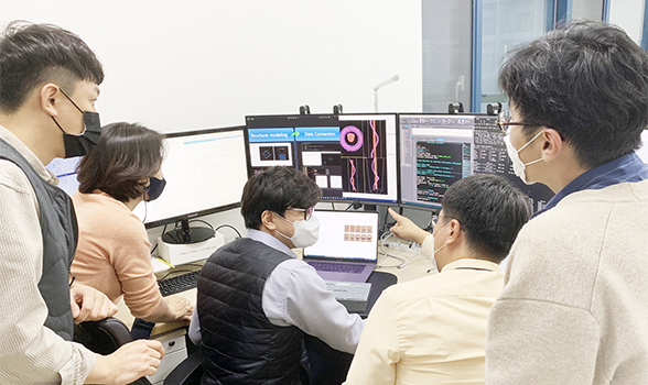 연구진이 자체개발한 ‘시뮬레이션 평가 기술’을 분석하고 있다.