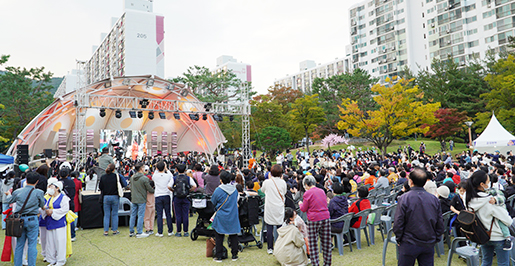 지난 10월 열린 구즉동 축제에서 많은 주민들이 3년 만에 재개된 축제를 즐겼다.