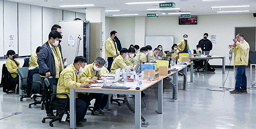 연구원 재난대책본부에서 재난대응안전한국훈련 1일 차 상황판단회의를 진행하고 있다.