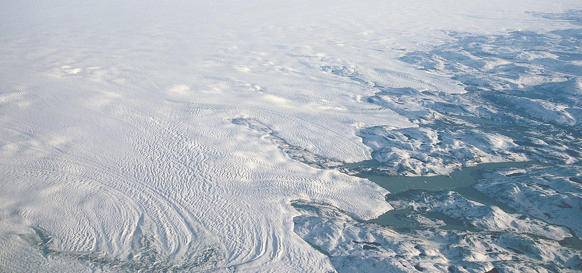 공중에서 본 북극 그린란드의 빙상 (출처 : 위키피디아)