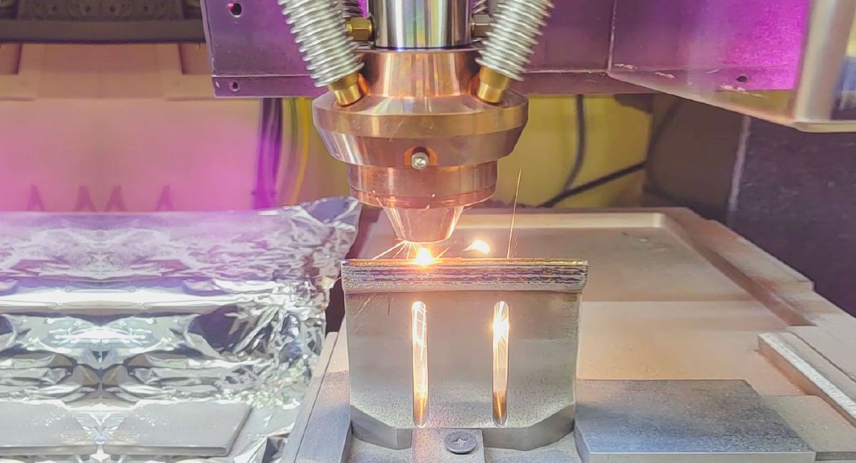 연구원이 자체 개발한 금속 3D 프린터가 티타늄 합금 블레이드의 손상부를 복원하고 있다.
