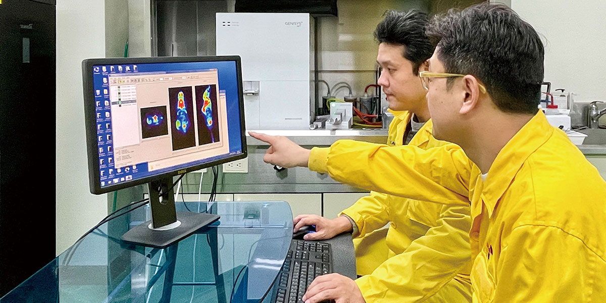 연구원이 방사성동위원소 지르코늄-89(Zr-89)에서 발생하는 체렌코프 효과를 이용해 암 사멸 나노물질을 개발하는 데 성공했다. (왼쪽부터) 가속기동위원소연구실 최평석 선임연구원, 박정훈 책임연구원