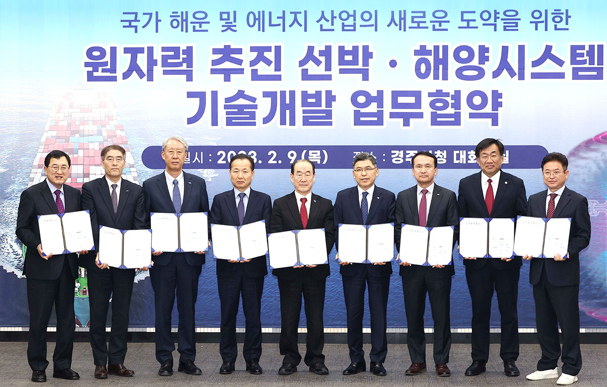 (오른쪽 부터) 이철우 경상북도지사, 주한규 한국원자력연구원장, 김규봉 에이치엠엠(주) 상무, 서명득 에이치라인해운(주) 대표이사, 정태순 장금상선(주) 대표이사, 채영길 우양상선(주) 대표이사, 이형철 한국선급 회장, 홍기용 선박해양플랜트연구소장, 주낙영 경주시장
