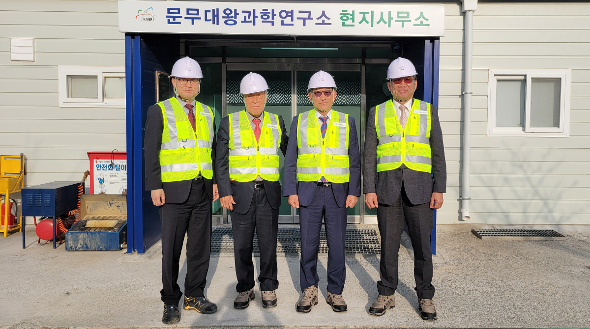 연구원 주한규 원장(오른쪽 끝)이 문무대왕과학연구소 건설 현장 점검을 위해 현지사무소를 방문했다.
