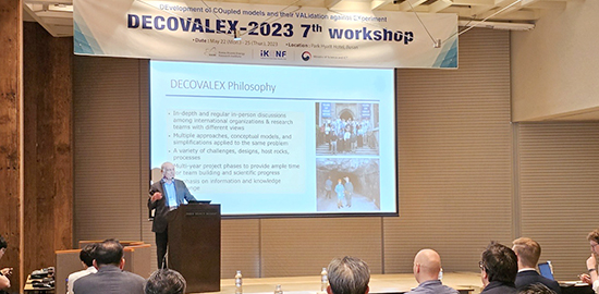 미국 로렌스버클리국립연구소(LBNL)의 옌스 버크홀처 DECOVALEX 좌장이 발표하고 있다.