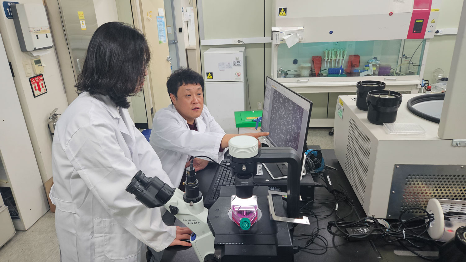 사진 1. 변의백 박사 연구팀이 방사선 피폭·손상 모델을 구축하고 실험용 쥐의 방사선 피폭 검사 결과를 해석하고 있다.